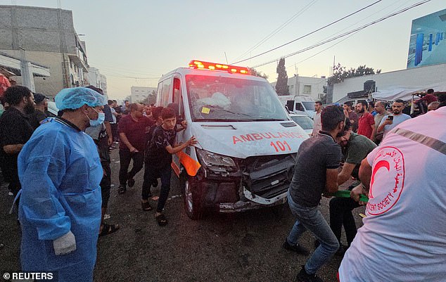 Palästinenser ziehen am 3. November am Eingang des Shifa-Krankenhauses in Gaza-Stadt einen Krankenwagen, nachdem ein Krankenwagenkonvoi angefahren wurde