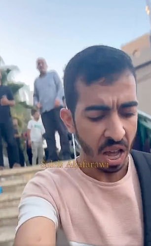 Unglaublich anschauliches Filmmaterial, das im Internet kursierte und angeblich die Folgen des Angriffs in der Nähe des Al-Shifa-Krankenhauses zeigte, zeigte eine Szene der Verwüstung.  In dem Clip war ein Mann vor dem Krankenhaus zu sehen, der entsetzt auf die Szenen draußen reagierte