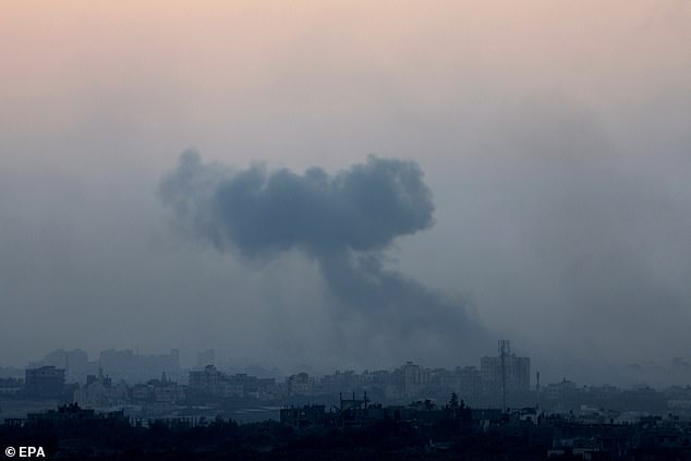 Die Hamas hat behauptet, dass zahlreiche Palästinenser getötet und verletzt worden seien, nachdem ein israelischer Raketenangriff einen Krankenwagenkonvoi getroffen hatte.  Im Bild: Am 3. November steigt Rauch über Gaza-Stadt auf