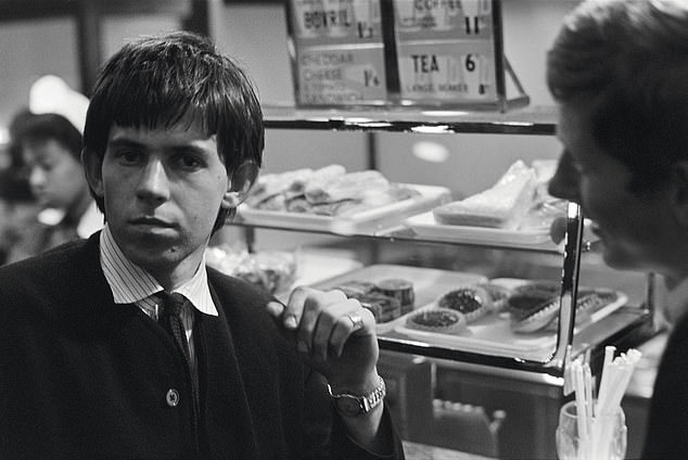 Im Jahr 1963 wurde dort Keith Richards von den Rolling Stones abgebildet, als die Band auf dem Weg zu den ATV Studios in Birmingham Halt machte