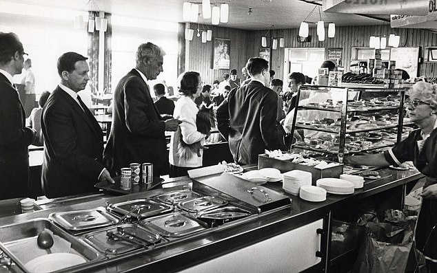 Man sieht, wie Reisende 1968 auf der M1 von Blue Boar Services bedient werden. Damals war die Anlage ein Treffpunkt für berühmte Musiker, die zwischen ihren Auftritten Halt machten