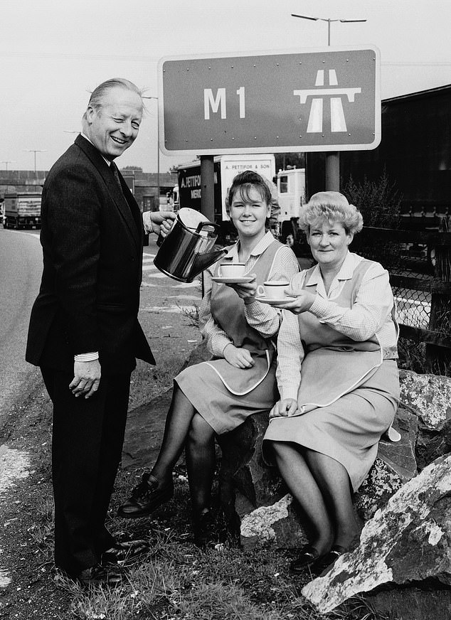 Im Jahr 1993 wurde das Café des Gottesdienstes für die Zubereitung der angeblich besten Tasse Tee ausgezeichnet, die es an einer Autobahnraststätte in Großbritannien gab.  Oben: Der Direktor des Tea Council schenkt den Preisträgern Lynanne Bamford und Shirley Milne vom Blue Boar im Watford Gap eine Tasse Kaffee ein