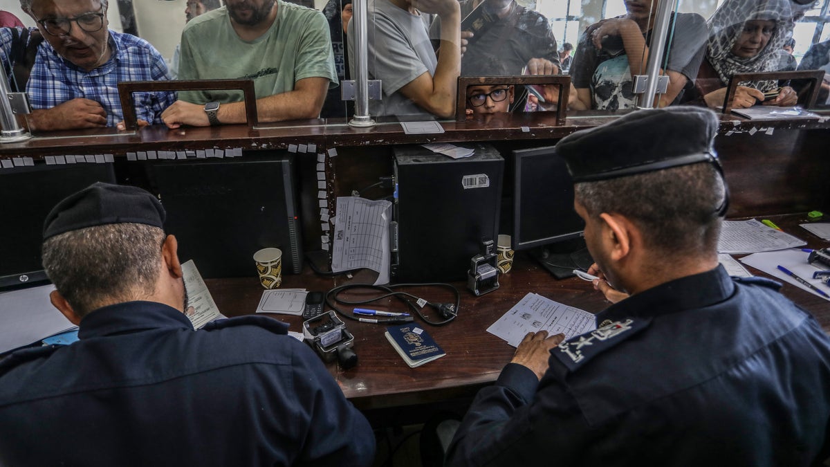 Ausländische Passinhaber passieren den Zoll am Grenzübergang Rafah