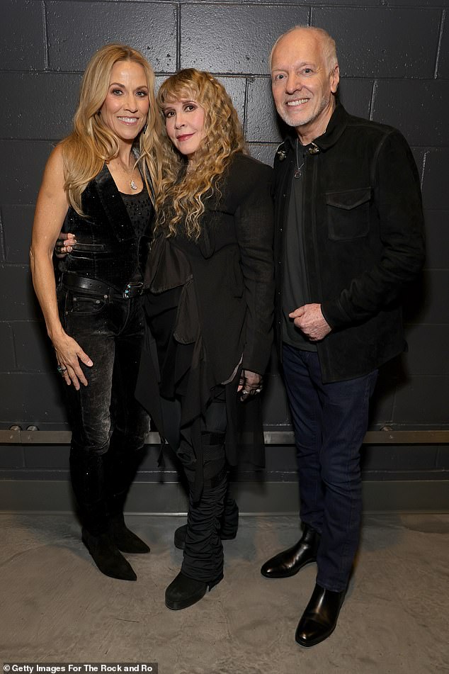 Rockkönig: Crow posierte vor ihrem Auftritt bei den Feierlichkeiten zur Hall of Fame auch mit Stevie Nicks und Peter Frampton