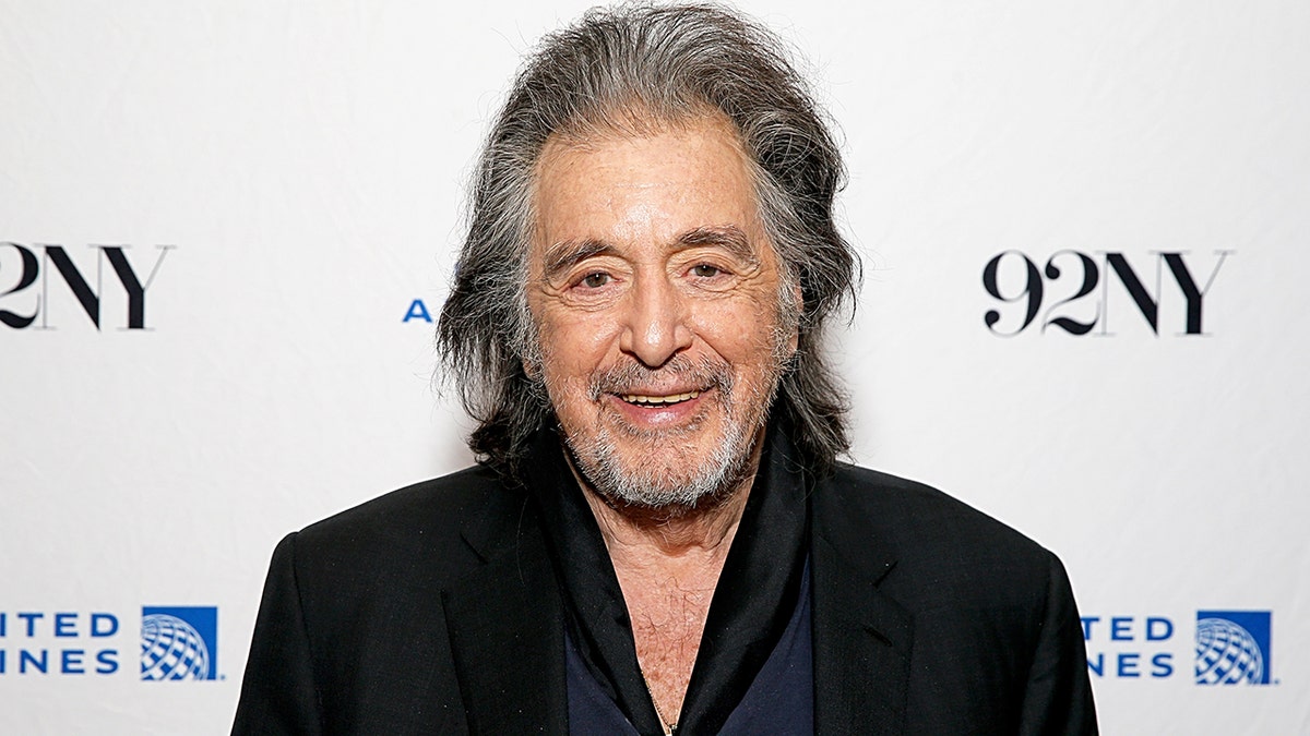 Al Pacino im schwarzen Anzug lächelt auf dem Teppich in die Kamera