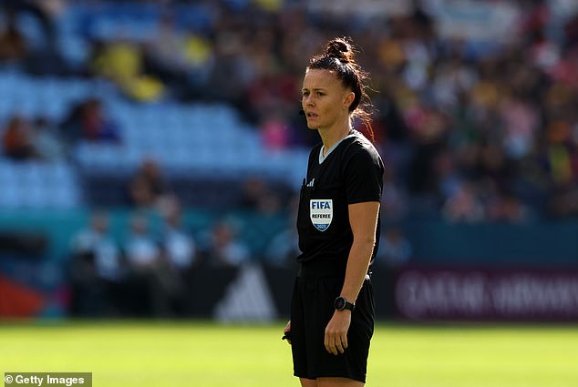 Welch – die bei der Frauen-Weltmeisterschaft als Schiedsrichterin fungierte – war 2019 Vollzeit