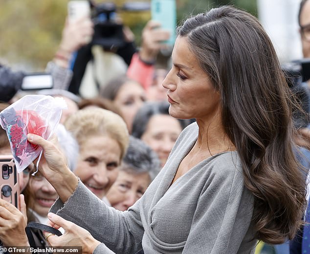 Mitglieder der Öffentlichkeit überreichten der Königin ein handgemachtes Geschenk, das sie mit einem Lächeln im Gesicht entgegennahm