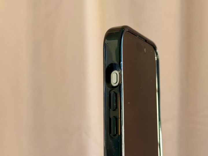 iPhone 15 Pro in der Casetify Nothing-Hülle mit Aussparung für die Aktionstaste.