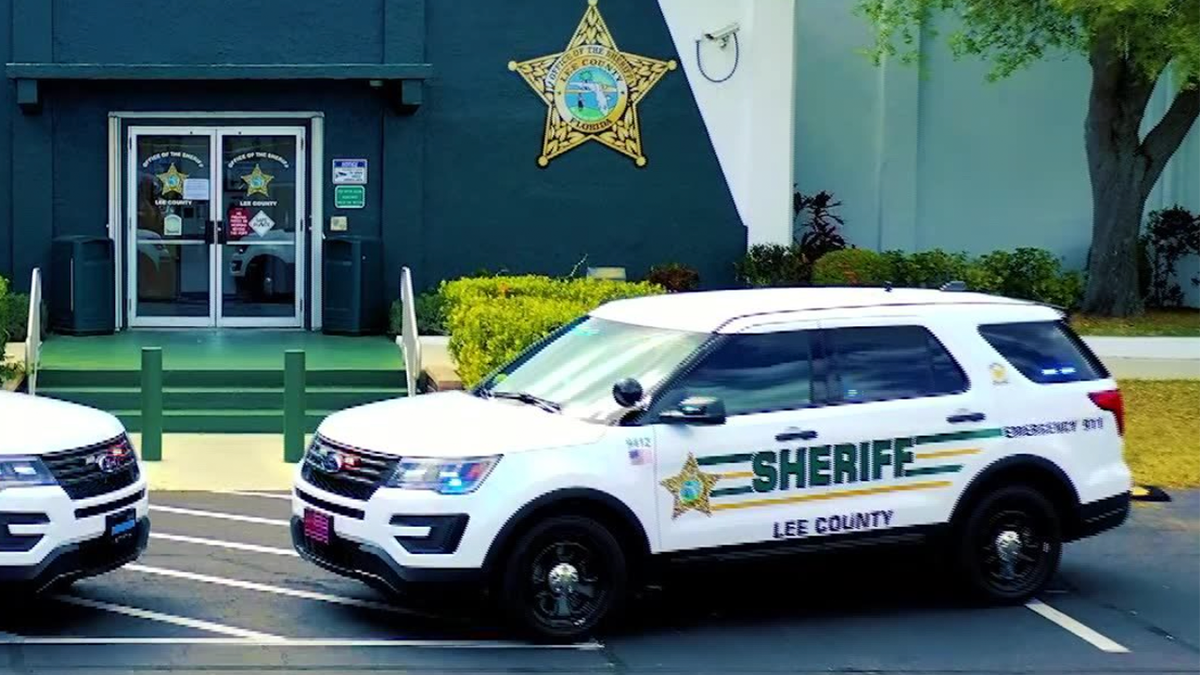 SUVs des Sheriffs vor dem Büro des Sheriffs