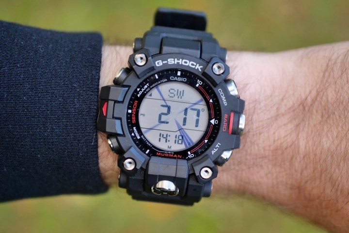 Eine Person, die die G-Shock GW-9500 Mudman trägt und den Kompass zeigt.
