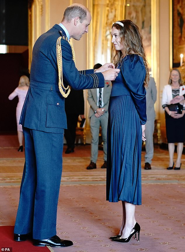 Non Stanford (im Bild links trägt ein blaues Kleid) sagte auch, sie und der zukünftige König hätten ein „sehr nettes“ Gespräch über die Zukunft des Triathlons geführt, während er ihr einen MBE überreichte