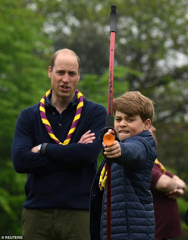 Bei einer MBE-Zeremonie auf Schloss Windsor erzählte Prinz William dem Medaillengewinner-Triathleten, dass sein ältester Sohn angewiesen worden sei, Talk in seine Schuhe zu schmieren – und dass er den sportlichen Tipp auch mit Gleichaltrigen geteilt habe