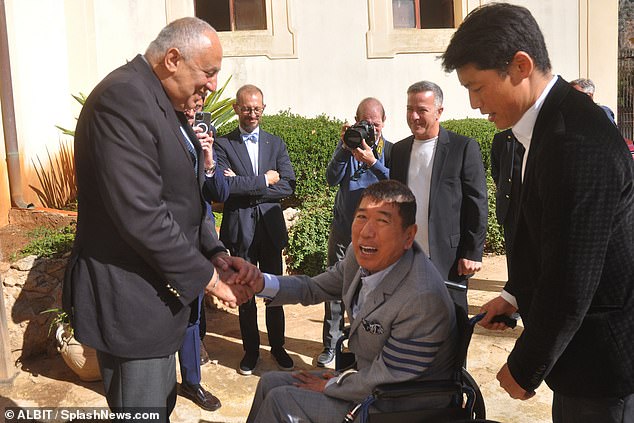 Der japanische Magnat Kaoru Nakajima, der zu seinem Geburtstag in Palermo ist, wurde vom Bürgermeister zum Mittagessen eingeladen (links)