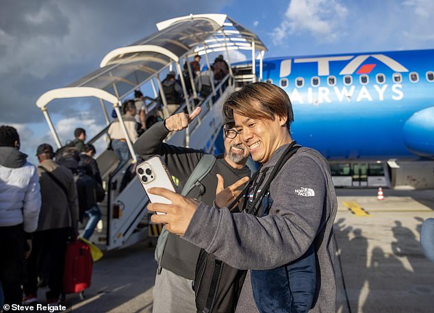 Viele Ankömmlinge machten gleich nach ihrer Landung in Palermo Selfies, bevor sie sich auf den Weg zur Party machten