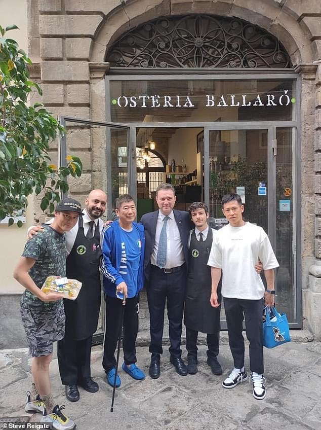 Auf seiner Facebook-Seite sagte das Restaurant Osteria Ballaro: „Wir hatten die große Ehre, Kaoru Nakajima zu Gast zu haben, der Palermo für eine Veranstaltung ausgewählt hat, die unsere Stadt hervorhebt.“