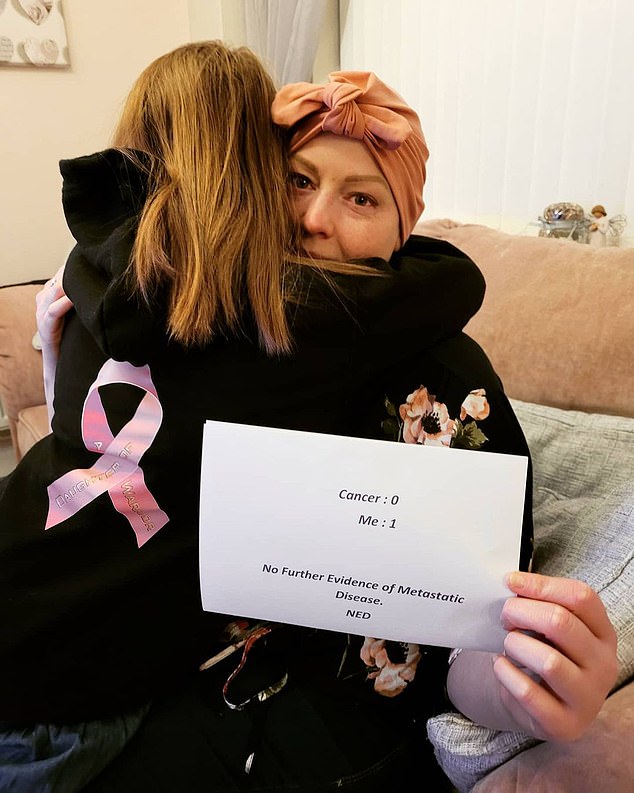 ERLEICHTERUNG: Katie Barson, 36, wird von ihrer Tochter Freya umarmt, nachdem sie 2021 den Krebs besiegt hat