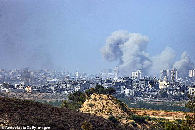 Rauch steigt aus der Stadt Beit Hanoun im Gazastreifen auf, während Israel seine Militäraktion gegen die Hamas fortsetzt