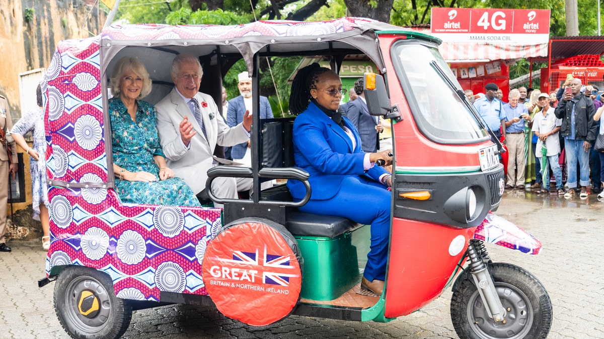 Charles und Camilla fahren mit einem Tuk Tuk in Kenia