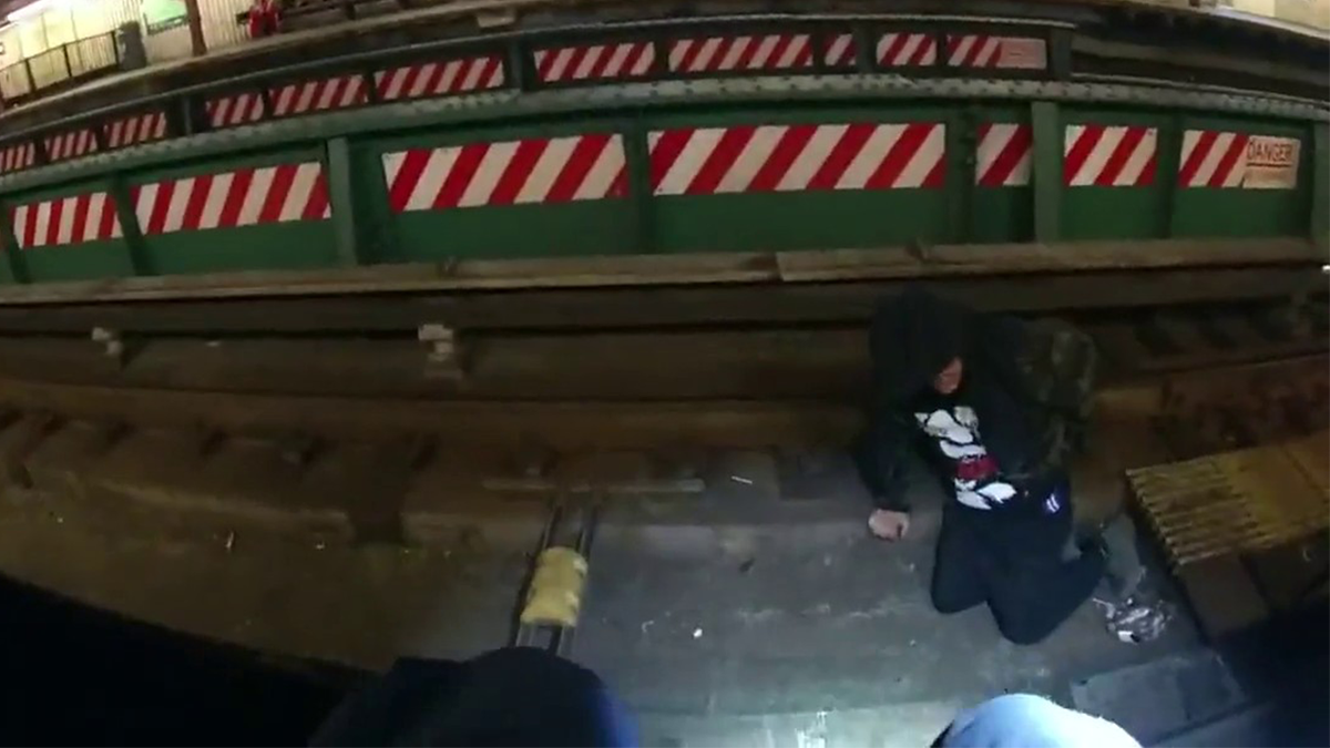 In New York City ist ein Mann auf U-Bahn-Gleise gestürzt.
