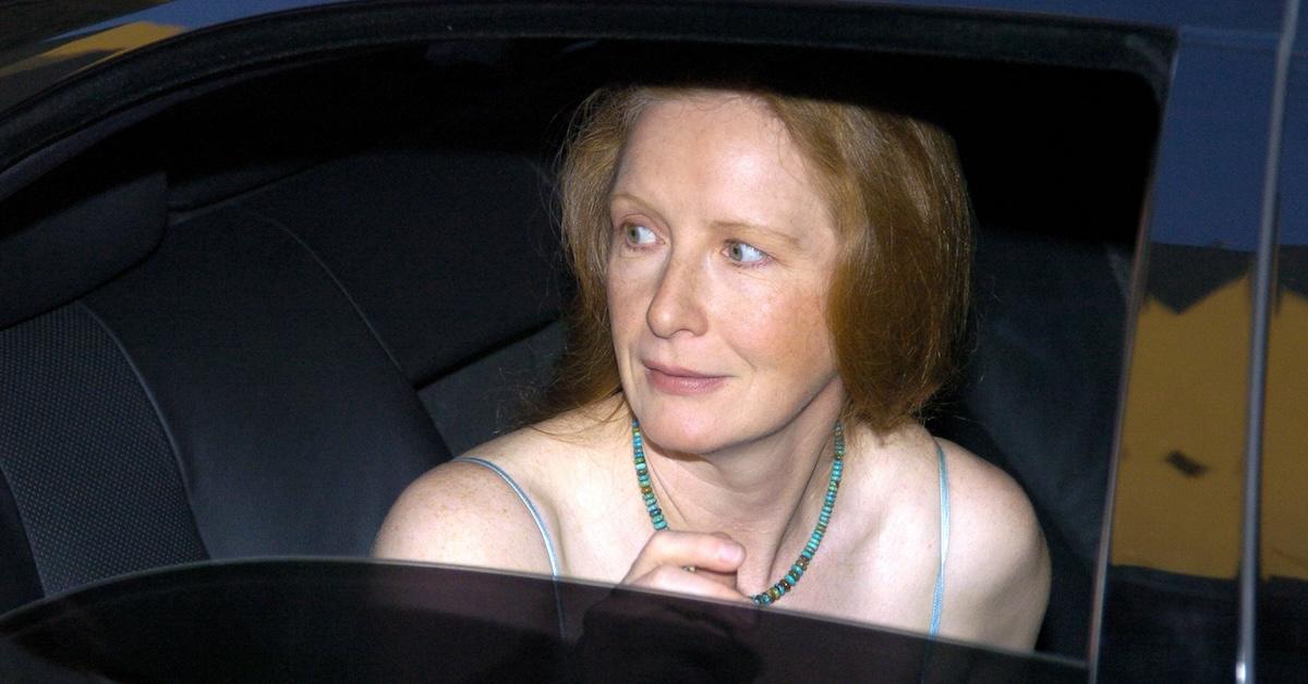 Frances Conroy in einem Auto bei der Premiere der vierten Staffel von „Six Feet Under“.