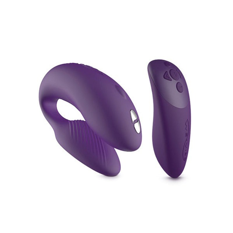 We-Vibe Chorus: Ein violetter tragbarer Vibrator für die Vulva mit passender Fernbedienung auf weißem Hintergrund