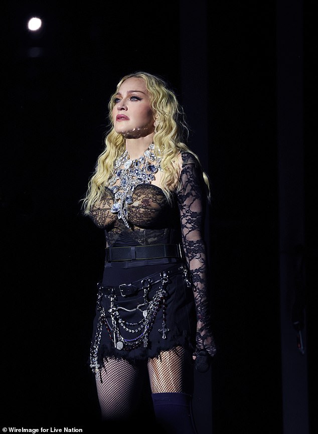 Icon: Letzten Monat gab die Organisatorin Emily Eavis, Tochter des Glastonbury-Gründers Michael Eavis, bekannt, dass ein großes US-Star-Team, bei dem es sich vermutlich um Madonna handelt, mit ihr Kontakt aufgenommen und ihr mitgeteilt habe, dass sie frei sei
