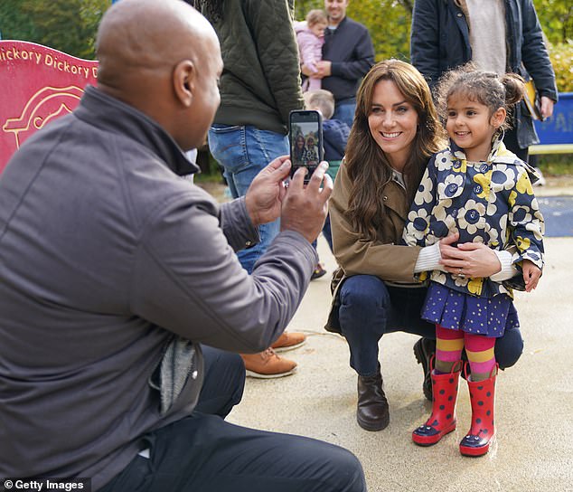 Auch die Prinzessin von Wales begeisterte ihre Fans, als sie am Mittwoch bei einem Ausflug mit einer Vätergruppe im Norden Londons für Selfies posierte