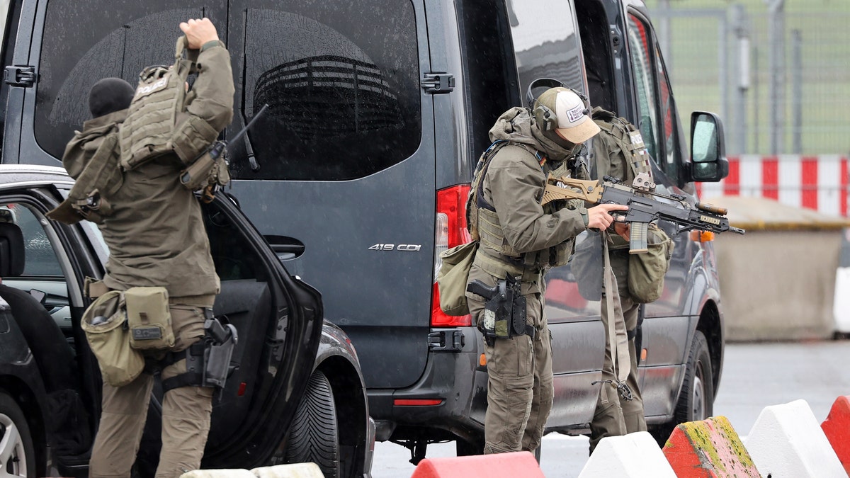 Polizeikräfte reagieren auf Sicherheitsproblem am Hamburger Flughafen