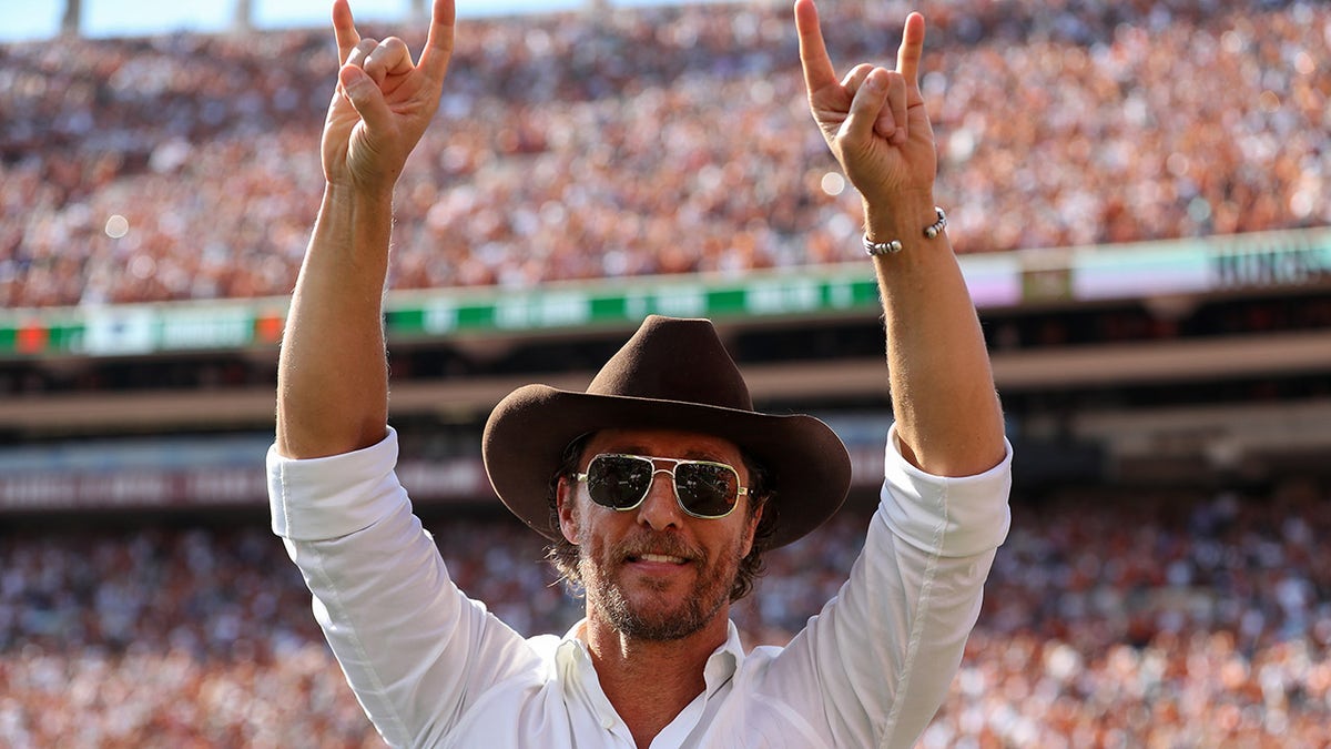 Matthew McConaughey salutiert vor den Fans der University of Texas