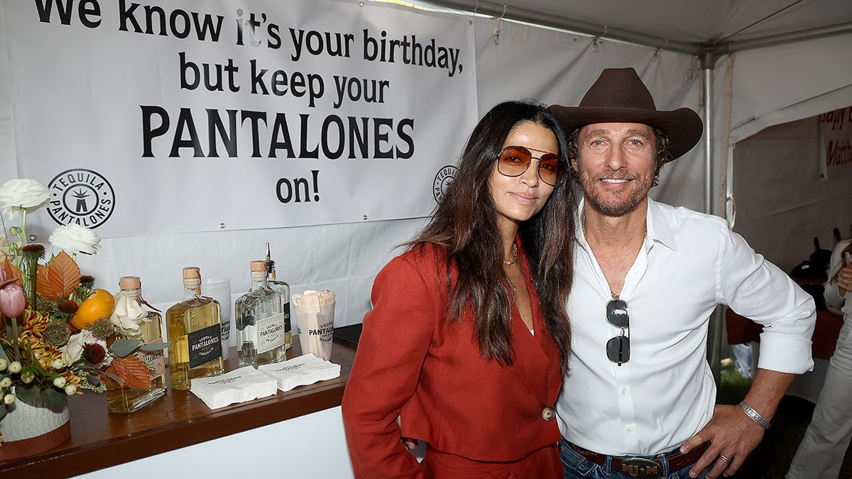 Matthew McConaughey und Camila Alves posieren vor dem Texas-Spiel in der Tequila-Bar