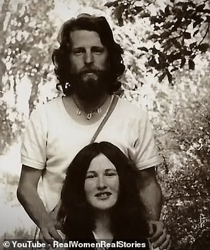 Tatsächlich zeigen die in der Dokumentation gezeigten Fotos Schwester Dorothea damals im Hippie-Look, während sie rauchte und neben einem männlichen Begleiter posierte
