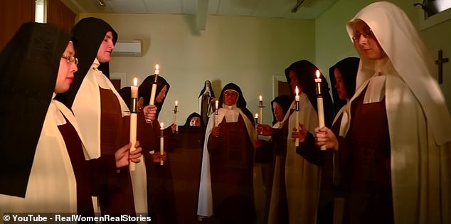 Im Rahmen ihres Tagesplans müssen die Nonnen sieben Mal am Tag zum Gebet gehen, der erste Aufruf erfolgt um 6 Uhr morgens