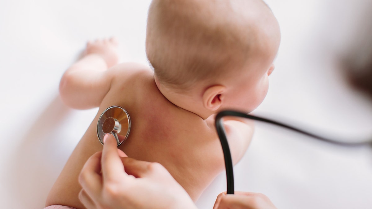 Baby mit Stethoskop