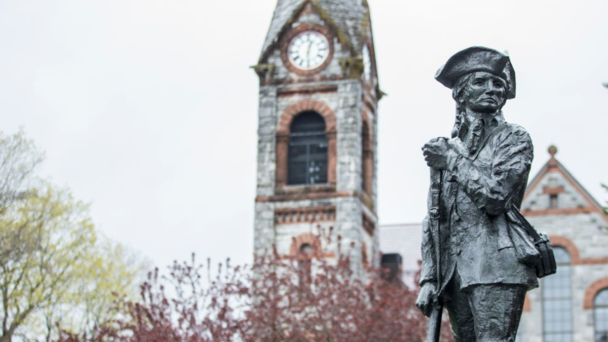 Statue an der University of Massachusetts Amherst.