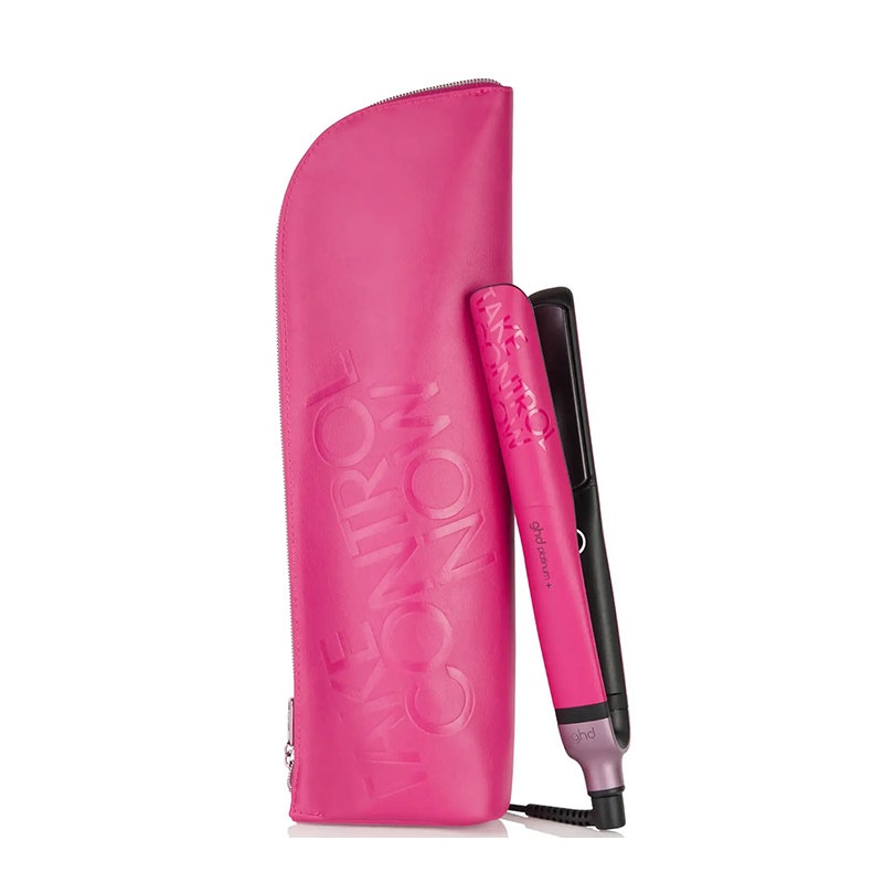 GHD Platinum+ Styler: Ein rosa Bügeleisen neben einer passenden Tragetasche auf weißem Hintergrund