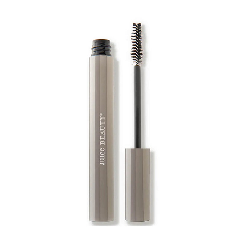 Juice Beauty Phyto-Pigments Ultra-Natural Mascara: Eine graue Tube Mascara mit schwarzem Applikatorstab auf weißem Hintergrund