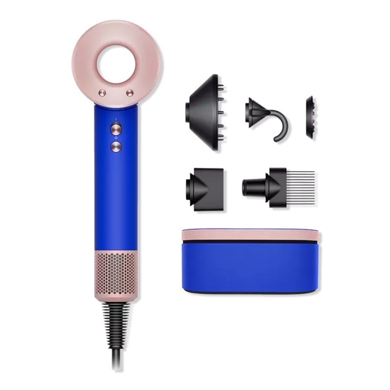 Dyson Supersonic Haartrockner: Ein blau-rosa Haartrockner mit fünf grauen Aufsätzen und einer passenden Tragetasche auf weißem Hintergrund