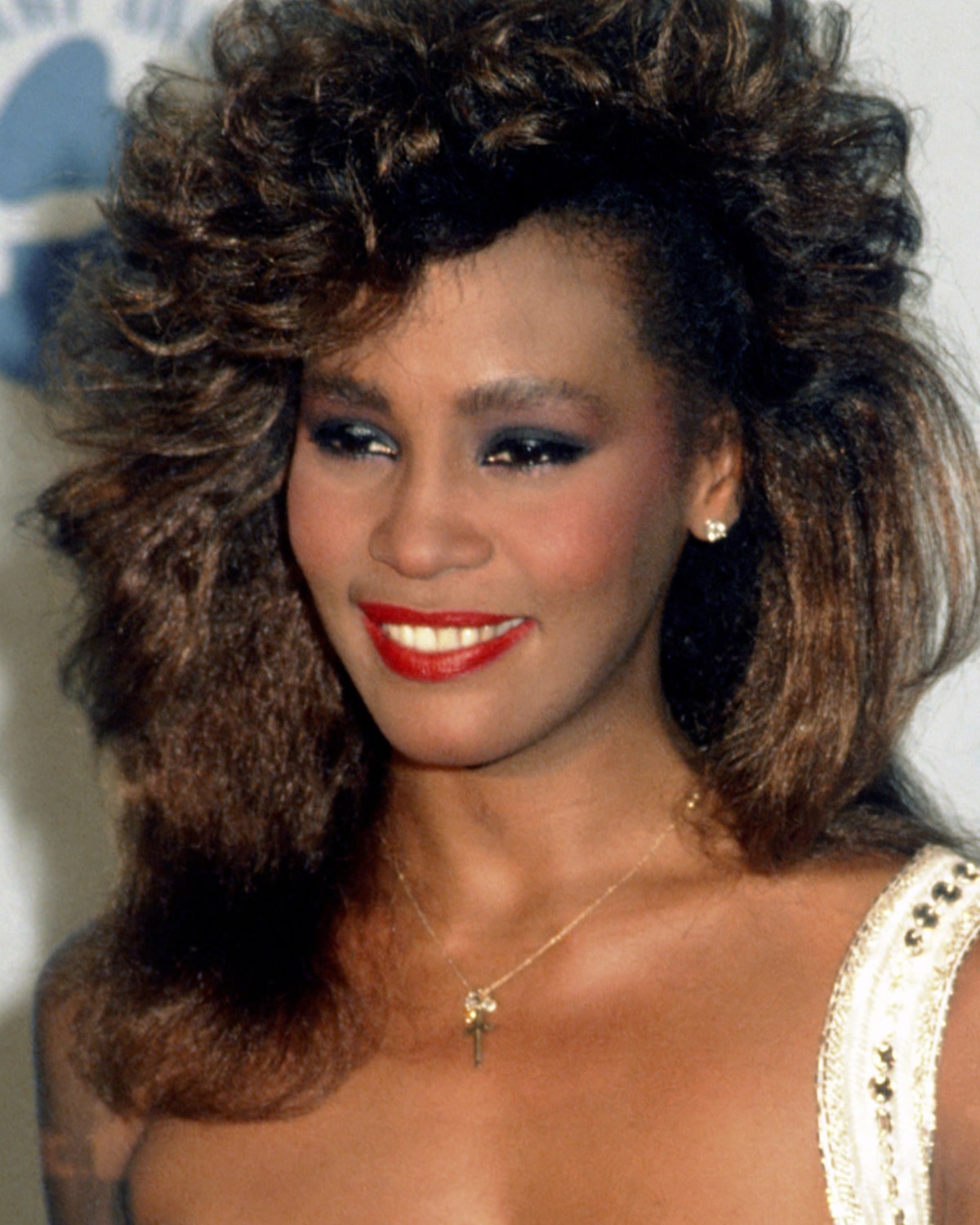 Whitney Houston mit blauem Lidschatten in den 80ern