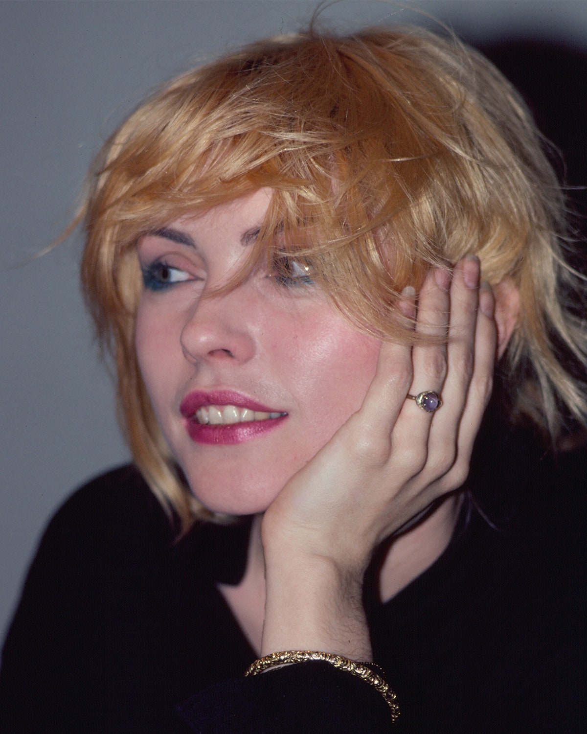 Debbie Harry von Blondie mit leuchtend rosa Lippenstift in den 80ern