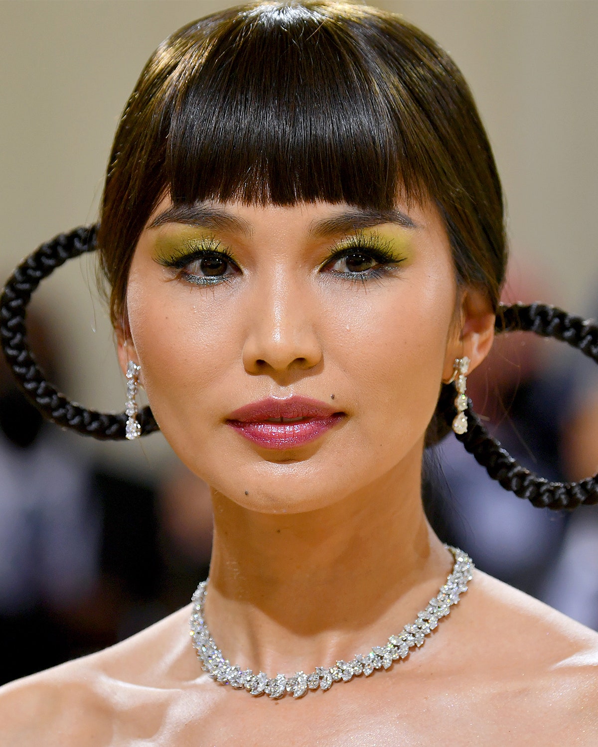 Gemma Chan mit buntem Augen-Make-up