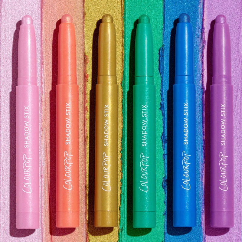 ColourPop Rainbow Road Shadow Stix Set mit sechs Regenbogen-Lidschattenstiften auf passenden Hintergründen