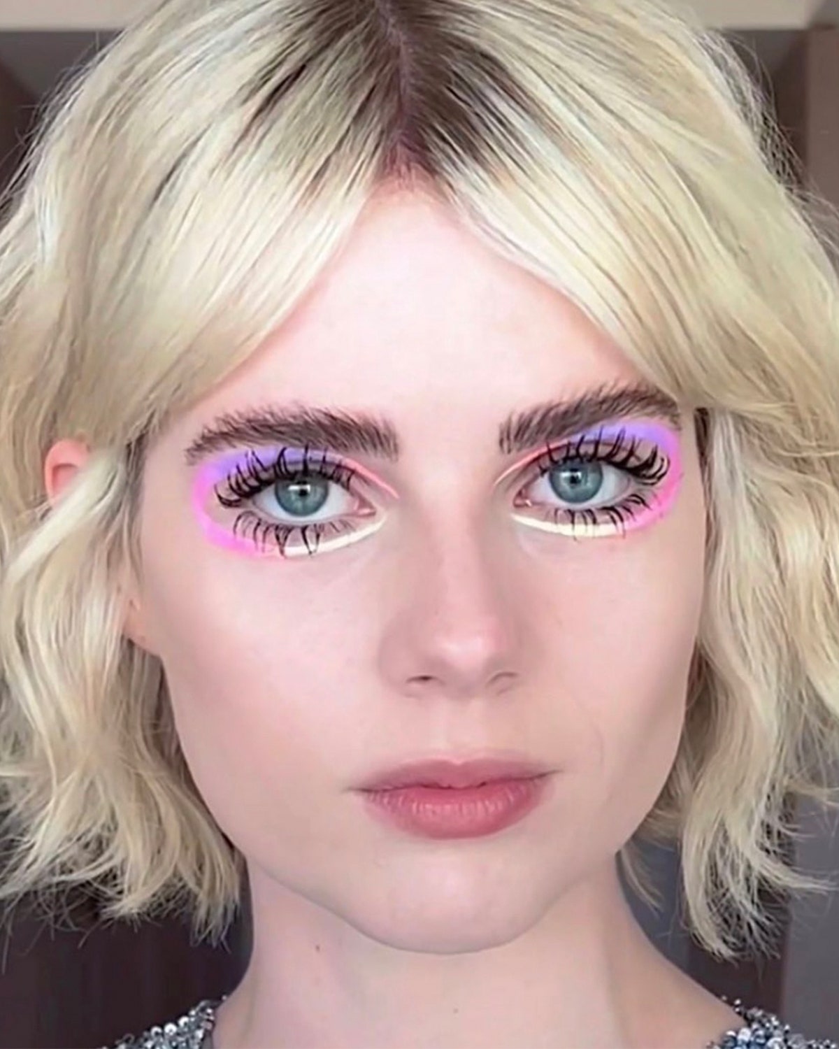Lucy Boynton mit buntem Augen-Make-up