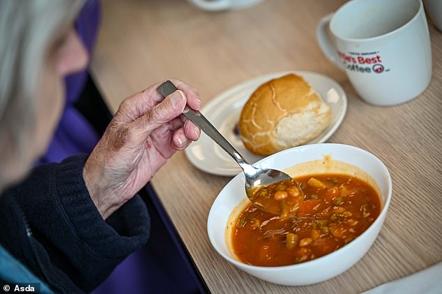 Menschen ab 60 Jahren können in jedem der 205 Cafés von Asda Suppe, ein Brötchen sowie unbegrenzt Tee und Kaffee für nur 1 £ genießen