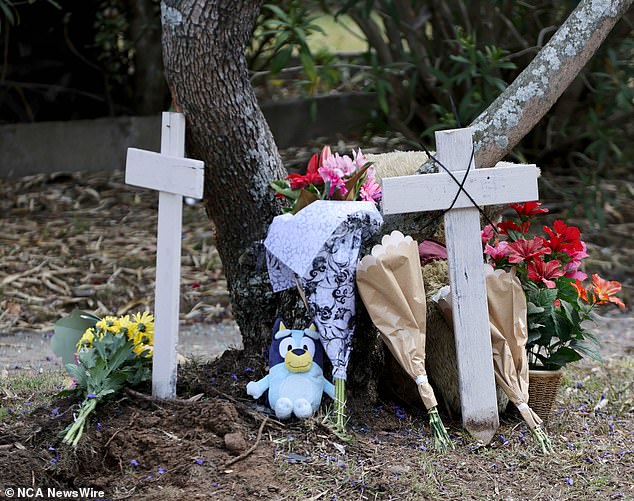Im Bild: Blumen und Blumengeschenke für die Teenager, die am Montag bei einem Autounfall ums Leben kamen