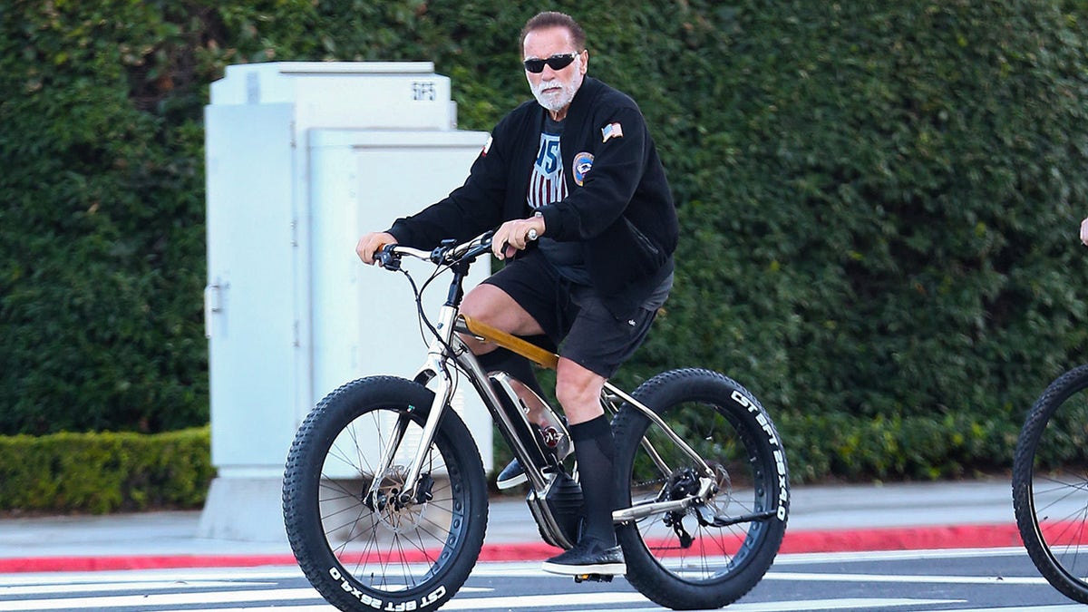 Arnold Schwarzenegger fährt mit dem Fahrrad durch die Straßen von Santa Monica