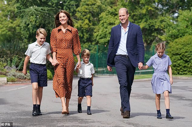 Die 41-jährige Prinzessin von Wales blieb zu Hause in Windsor, während der ebenfalls 41-jährige William nach Südostasien reiste, um seinen Umweltpreis zu überreichen.  William und Kate sind mit George, Louis und Charlotte an ihrem ersten Schultag an der Lambrook-Schule in Berkshire abgebildet