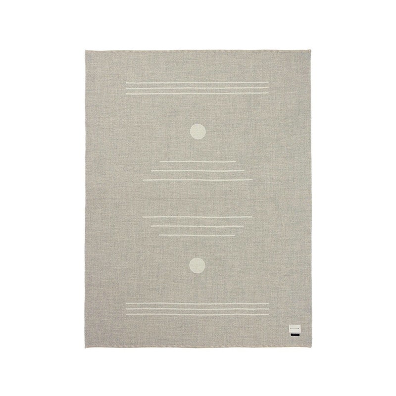 Blacksaw Harvest Moon Überwurfdecke: Eine grau-weiße Überwurfdecke auf weißem Hintergrund