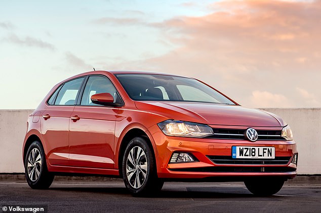Ein 2018er VW Polo ähnlich dem abgebildeten hätte im Jahr 2021 im Alter von drei Jahren auf dem Gebrauchtmarkt 12.579 £ gekostet. Doch heute ist ein 2018er Polo sogar noch mehr wert und wechselt im Durchschnitt für 13.592 £ den Besitzer, sagt AA Cars