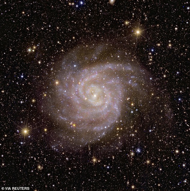 Eine spiralförmige Galaxie namens „Hidden Galaxy“, auch bekannt als IC 342 oder Cadwell 5, aufgenommen vom Euclid-Teleskop