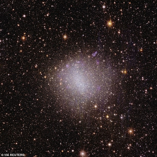Eine unregelmäßig geformte Zwerggalaxie namens NGC 6822, die 1,6 Millionen Lichtjahre von der Erde entfernt liegt